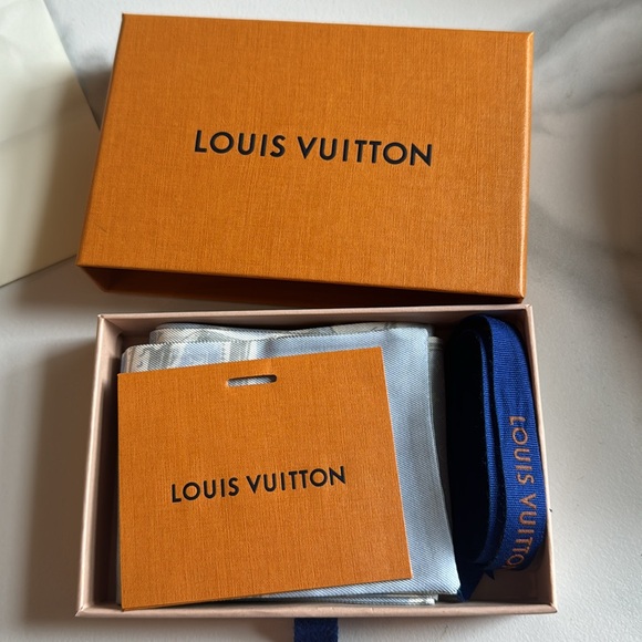 AUTHENTIC Louis Vuitton Bandeau Twilly silk scarf- Trunks BL. Ciel. Item M70456 - Picture 16 of 16